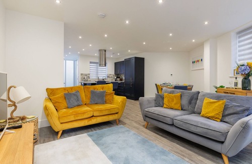 Sandown Ski Chalet | Jollys