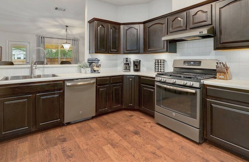 Milwood House | `Jollyville Jewel` Pet-friendly, w/yard, work space, near Domain