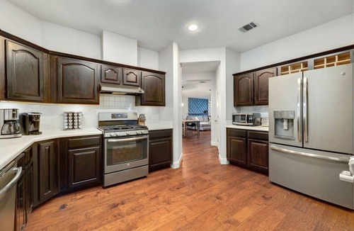 Milwood House | `Jollyville Jewel` Pet-friendly, w/yard, work space, near Domain