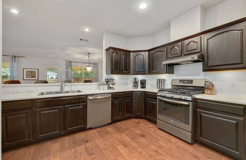 Milwood House | `Jollyville Jewel` Pet-friendly, w/yard, work space, near Domain