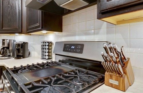 Milwood House | `Jollyville Jewel` Pet-friendly, w/yard, work space, near Domain