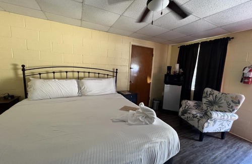 Mount Ida Hotel | Joplin Inn King Guest Room