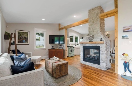 New Hill House | Jordan Lake Bungalow with boat parking
