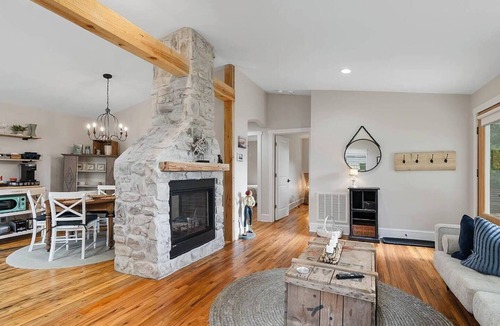 New Hill House | Jordan Lake Bungalow with boat parking