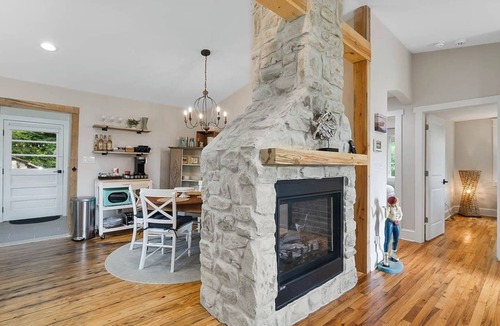 New Hill House | Jordan Lake Bungalow with boat parking