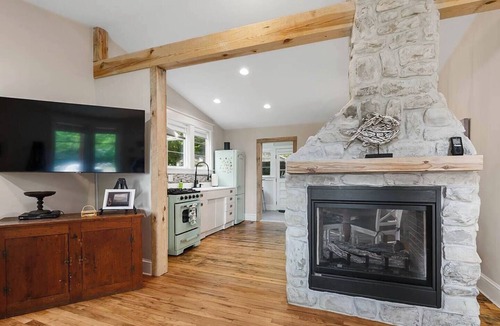 New Hill House | Jordan Lake Bungalow with boat parking