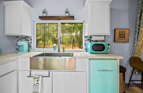 Navasota RV Rental | Jordan's Crossing: The Glamping Experience w/Outdoor Shower