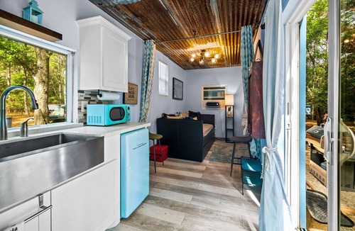 Navasota RV Rental | Jordan's Crossing: The Glamping Experience w/Outdoor Shower