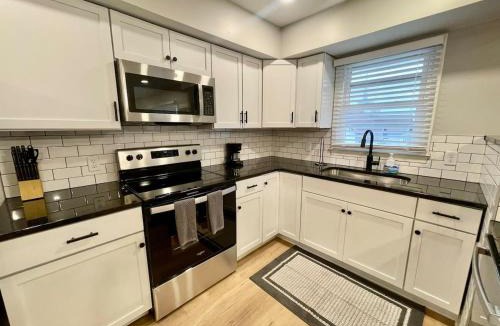 Joslyn Castle Apartment | Joslyn 6-Cozy in Midtown Omaha