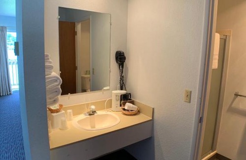 Gold Beach Hotel | Jot's Resort