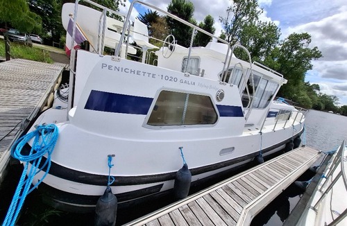 Chenille-Change Boat Rental | Journey on Iris - Houseboat for 5 guests