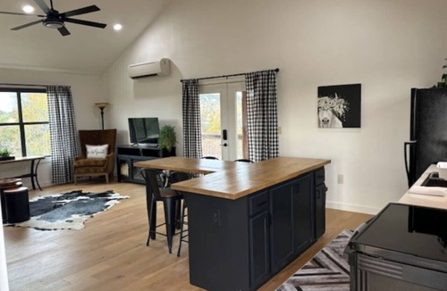 Fredericksburg Cabin | Joy-City on a Hill at Spring Creek