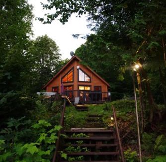 Bowman Ski Chalet | Joy's Chalet - Hottub, Lake, & Cottage