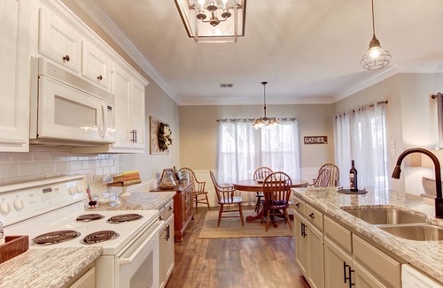 Woodway House | JoyHouse-Waco convenient to Baylor, Silos and great restaurants!