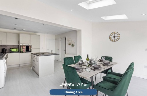 Tipton House | JRR Stays - West Midlands - Tipton - DY4 With Parking