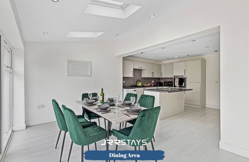 Tipton House | JRR Stays - West Midlands - Tipton - DY4 With Parking