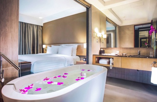 Kuningan Hotel | JS Luwansa Hotel and Convention Center