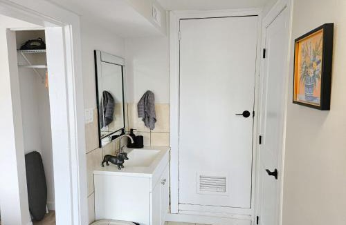 Vanier North Apartment | JstLikeHome - Old Ottawa Suite & Guesthouse