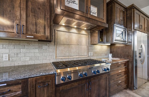 Willis Resort | Jubilee Group 2 min to Lake Conroe! Heated Pool, Stocked Ponds, Cute Pygmy Goats