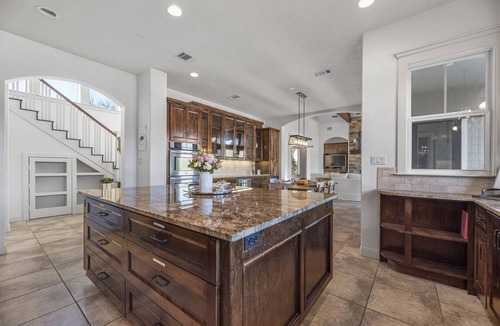 Willis Resort | Jubilee Group 2 min to Lake Conroe! Heated Pool, Stocked Ponds, Cute Pygmy Goats