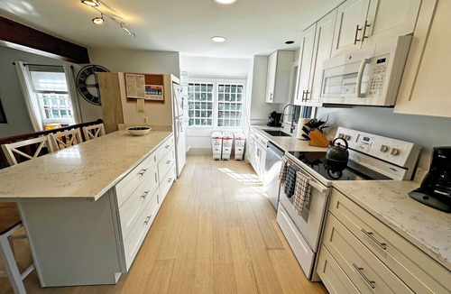 West of Town House | JUL-AUG AVAIL! Cute, Quiet, Centrally Located, Outdoor Shower, Large Yard, BBQ