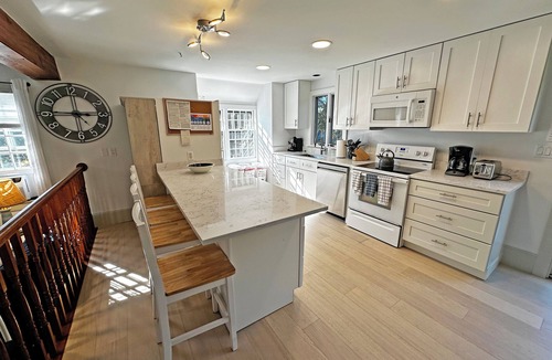 West of Town House | JUL-AUG AVAIL! Cute, Quiet, Centrally Located, Outdoor Shower, Large Yard, BBQ