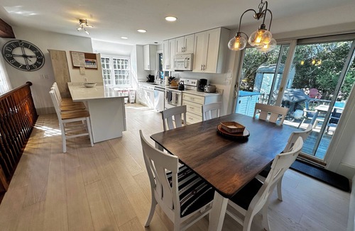 West of Town House | JUL-AUG AVAIL! Cute, Quiet, Centrally Located, Outdoor Shower, Large Yard, BBQ