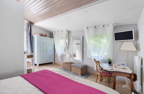 Beausejour Bed & Breakfast | Jules Verne - Courteline Guest Room with Shared Terrace and Wi-Fi
