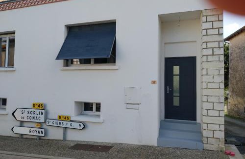Saint-Bonnet-sur-Gironde Apartment | Julie