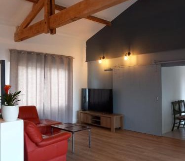 Saint-Bonnet-sur-Gironde Apartment | Julie