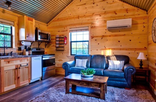 Austin Cabin | Julie's Cabins Luxury Retreat 4