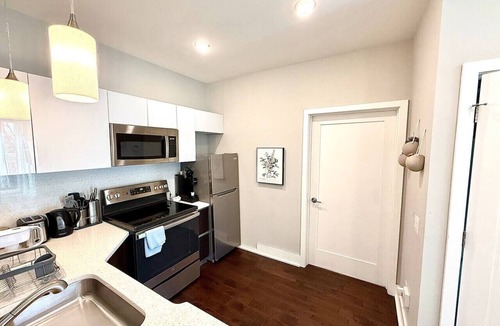 Center City West Apartment | Juliet Balcony | Cute & Cozy Center City 1BR Apt