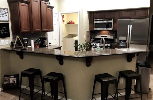 Biggs Field House | Juliette’s place for 8 guests 3 bedrooms/2 bath’s, 5 beds, private backyard