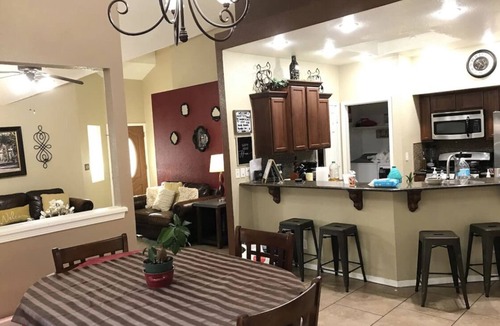 Biggs Field House | Juliette’s place for 8 guests 3 bedrooms/2 bath’s, 5 beds, private backyard
