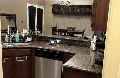 Biggs Field House | Juliette’s place for 8 guests 3 bedrooms/2 bath’s, 5 beds, private backyard