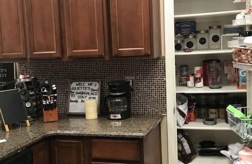 Biggs Field House | Juliette’s place for 8 guests 3 bedrooms/2 bath’s, 5 beds, private backyard