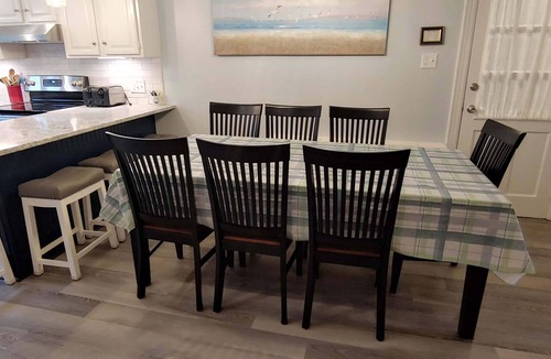 Newport East House | JULY 4th WEEK OPEN. Walk to beach, Huge deck off spacious new kitchen, roof-deck