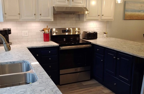 Newport East House | JULY 4th WEEK OPEN. Walk to beach, Huge deck off spacious new kitchen, roof-deck