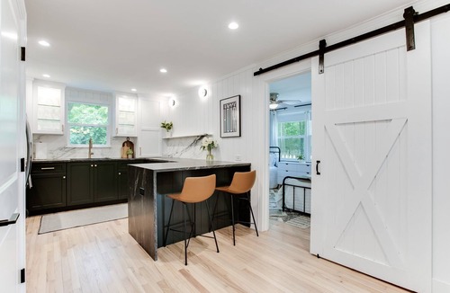 Sawyer House | July dates still available- Heated Pool- Hot tub- Minutes to the beach!