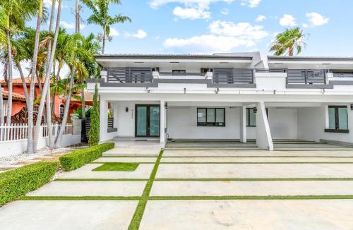 Olympia Heights House | July Special! 4 BR - Private Pool, Grill, Soaking Tub, Near Coral Gables & MIA Airport