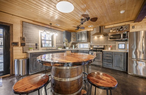 Broken Bow Cabin | Jumbo 2BR in Hochatown King Bed Ensuite 4700 Game Arcade Parking Hot Tub Parking