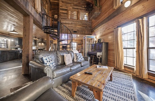 Broken Bow Cabin | Jumbo 2BR in Hochatown King Bed Ensuite 4700 Game Arcade Parking Hot Tub Parking