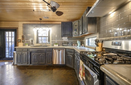 Broken Bow Cabin | Jumbo 2BR in Hochatown King Bed Ensuite 4700 Game Arcade Parking Hot Tub Parking