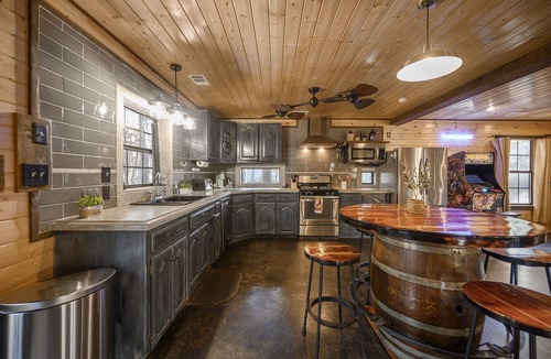 Broken Bow Cabin | Jumbo 2BR in Hochatown King Bed Ensuite 4700 Game Arcade Parking Hot Tub Parking