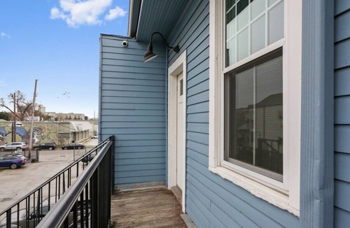 Freret Apartment | Jumbo 3BR Loft Directly on Freret Street w/Parking