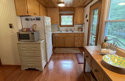 Lake Leelanau Cottage | JUNE 19-26 or JUNE 26-JULY 3, OPEN Waterfront, cottage w/3 bed & 2 bath.