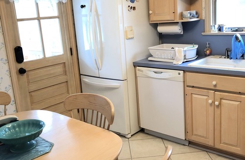 Noyack House | JUNE, JULY & AUGUST DATES PRIVATE BEACH ON NOYAC BAY SAG HARBOR SPECTACULAR!