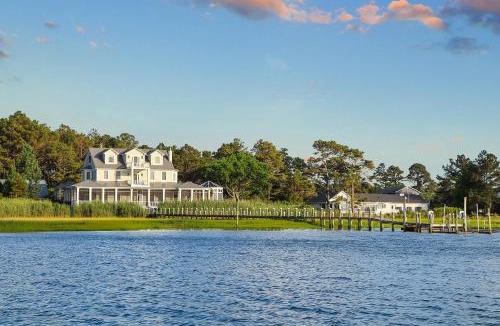 Chincoteague House | June's Retreat - Waterfront; Boat dock!