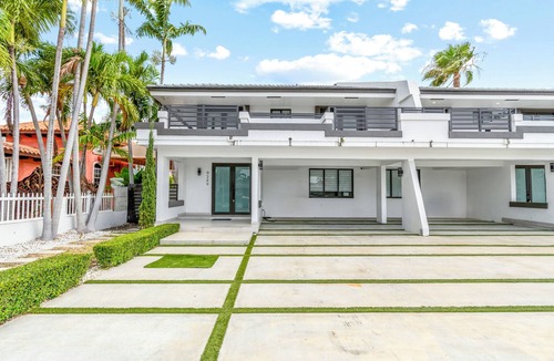 Olympia Heights House | June Special! Modern 4BR - Private Pool & Grill, Near Coral Gables & MIA Airport