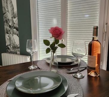 Noyon Apartment | Jungle Chic à Noyon, Hauts-de-France